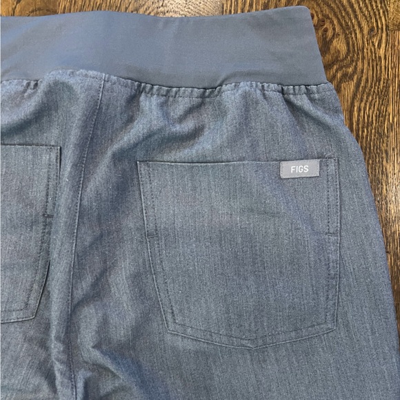 FIGS XS High Waisted Zamora Jogger Scrub Pants in Grey - Picture 4 of 6